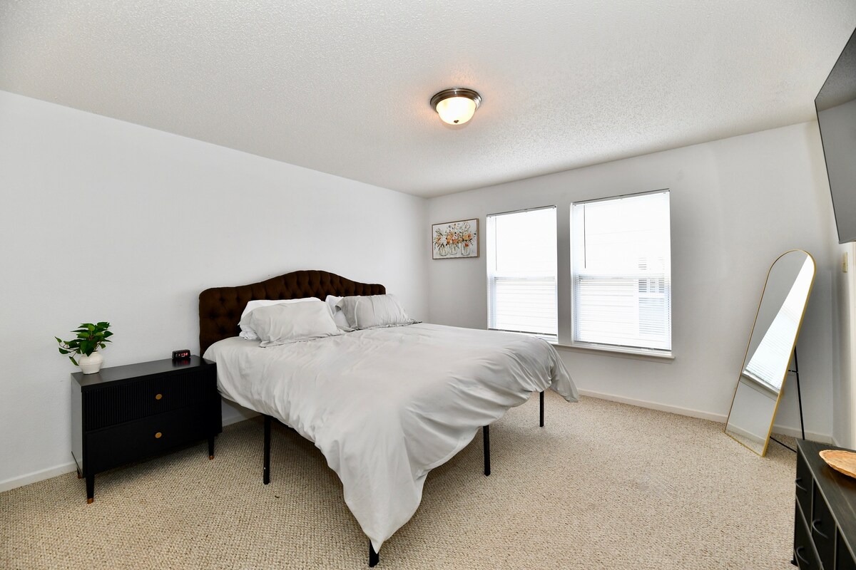 Slaapkamer 3 bevat nog een kingsize bed, een smart-tv, een spiegel over de volledige lengte en voldoende opbergruimte voor kleding.