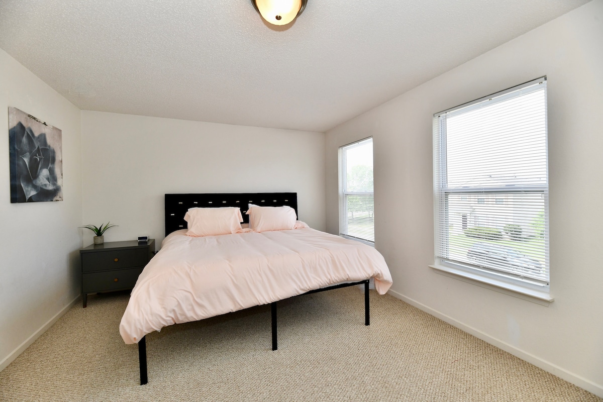 Slaapkamer 2 bevat 1 kingsize bed en voldoende kledingopslag.