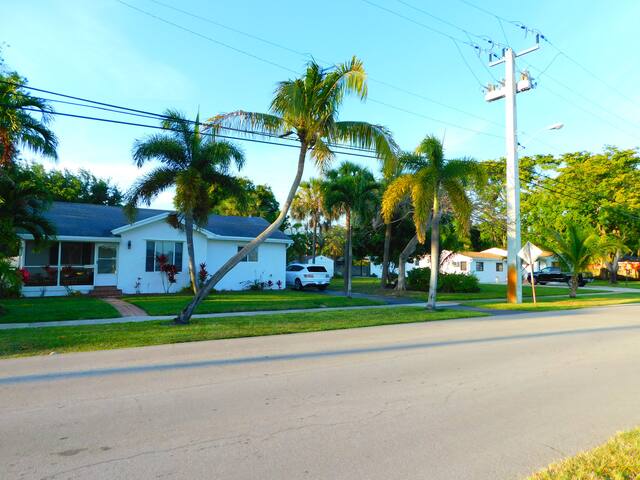 2 REAL HOMES 32,000sq ft of land 8BR,6.5ba,14bed gallery image 4