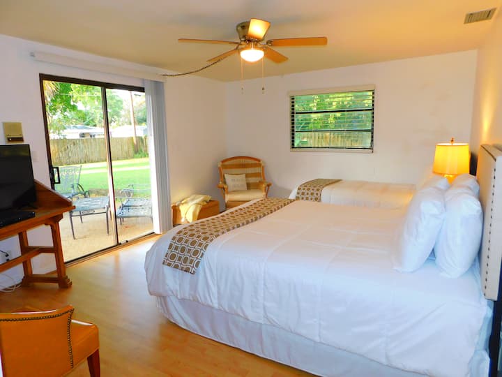 დიდ ძირითად ფლიგელში არის ცალკე სააბაზანო, დედოფალი და ორადგილიანი საწოლი, გასეირნება კარადაში, ტელევიზორი. 