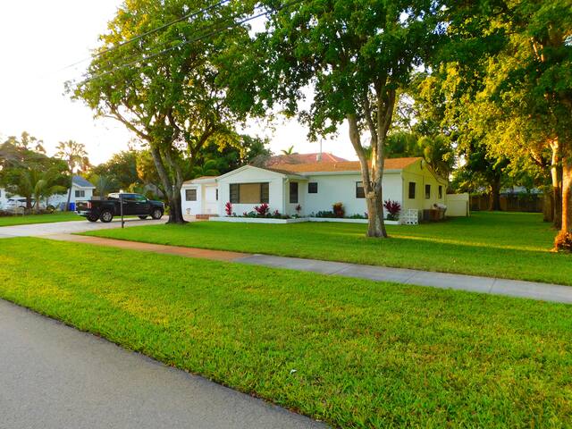 2 REAL HOMES 32,000sq ft of land 8BR,6.5ba,14bed gallery image 3