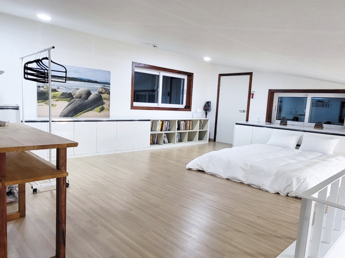 هذه هي غرفة النوم في الطابق الثاني. يمكنك الجلوس على المكتب وقراءة الكتب، ويمكنك رؤية البحيرة والبحر خلف النافذة. تم تركيب مكيف هواء منفصل. ويوجد سرير مزدوج ولحاف لشخص واحد.