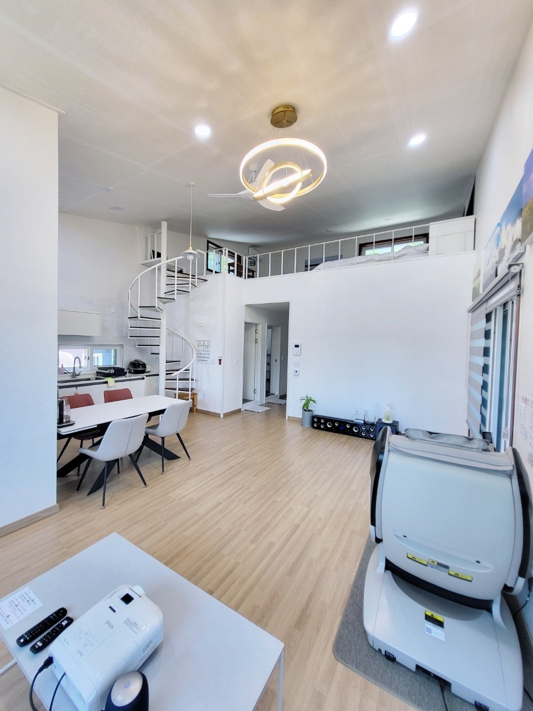 إنها غرفة معيشة مع آلة تدليك كوجيما وجهاز عرض شعاع.