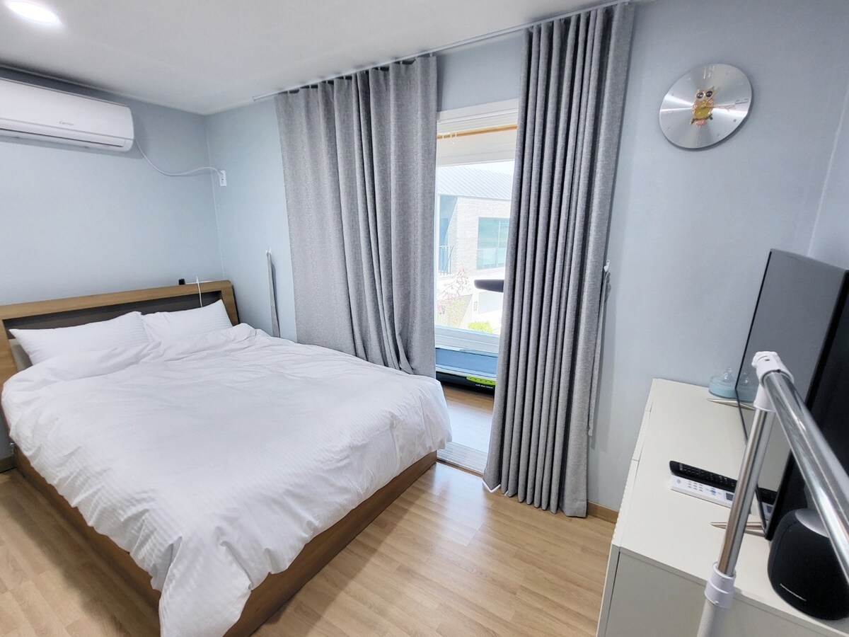 هذا سرير مزدوج في غرفة الطابق الأول. يتم تركيب مكيف الهواء والتلفزيون بشكل منفصل.