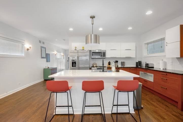 GRAND Modern Retreat w/ large patio + garage gallery image 2