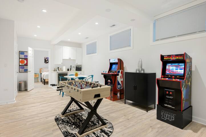 GRAND Modern Retreat w/ large patio + garage gallery image 5