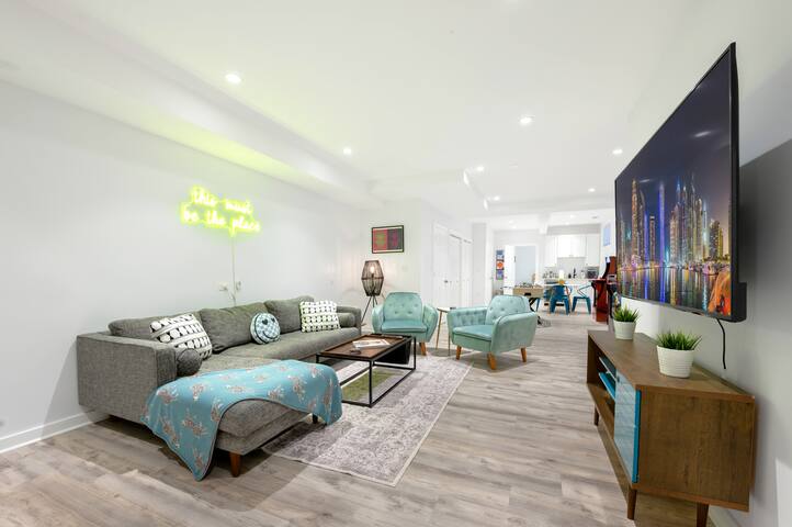 GRAND Modern Retreat w/ large patio + garage gallery image 3