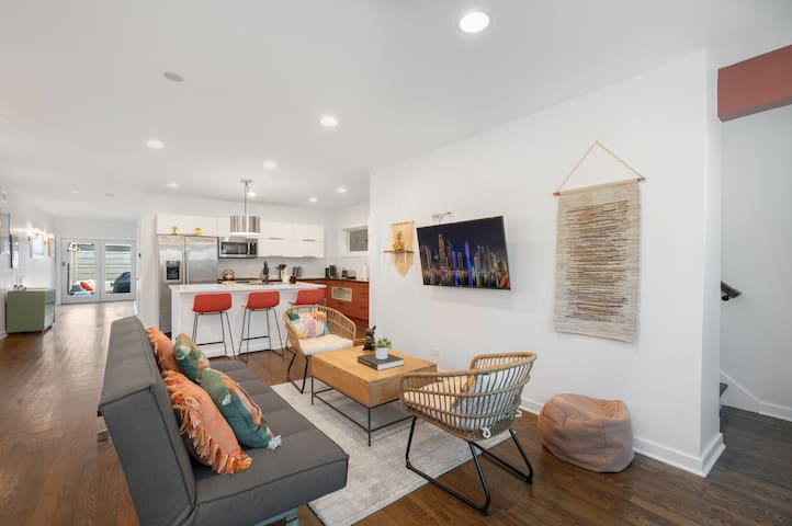 GRAND Modern Retreat w/ large patio + garage