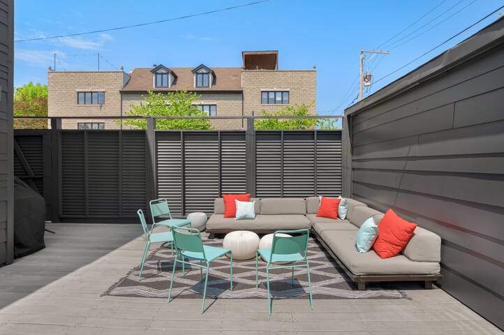 GRAND Modern Retreat w/ large patio + garage gallery image 4