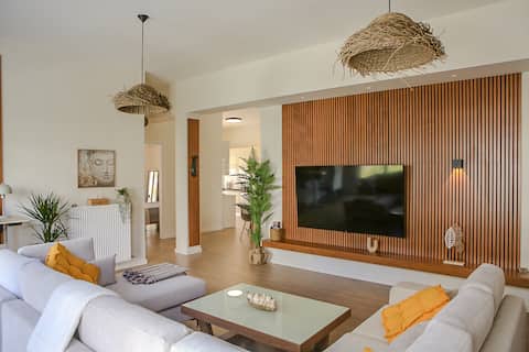 Luxe 2-bedroom Retreat, Steps2Beach, 75"TV, Fiber