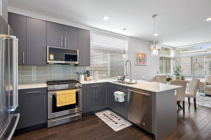 Heart of CapHill, Space needle view, Free parking gallery image 4