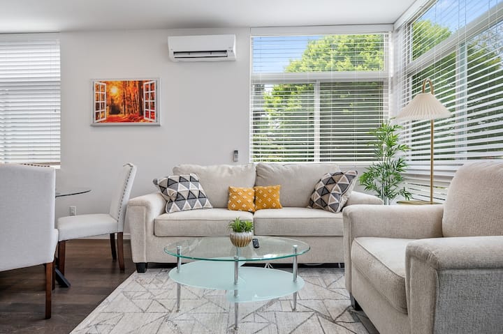 Sala de estar elegante com sofá Ashley. O sofá pode virar uma cama queen size