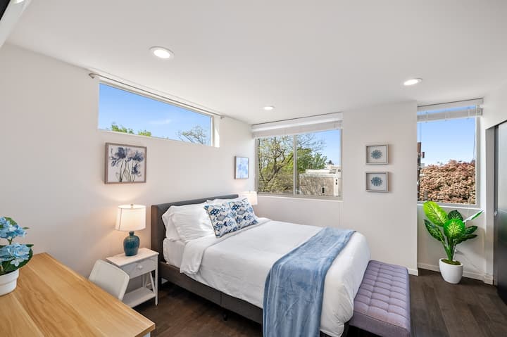 Quarto principal com muita luz natural e bela vista