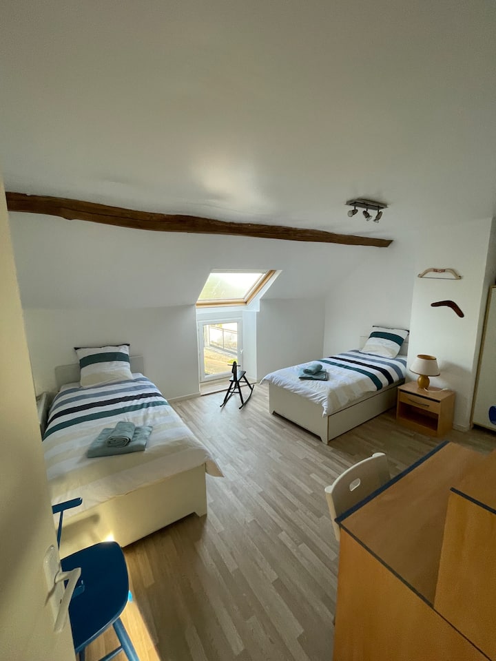 2 lôžka: 1 osoba
2 zásuvky: 1 osoba