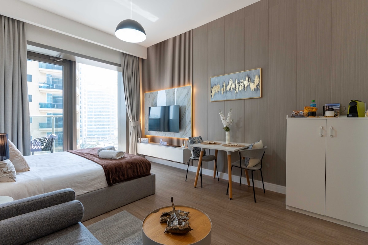 Successful Airbnb property: Luxury on Sale: Studio w/Pool, Gym & Sauna Access in Dubai Marina