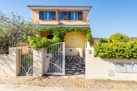 da Silvia-free parking a stone's throw from the sea