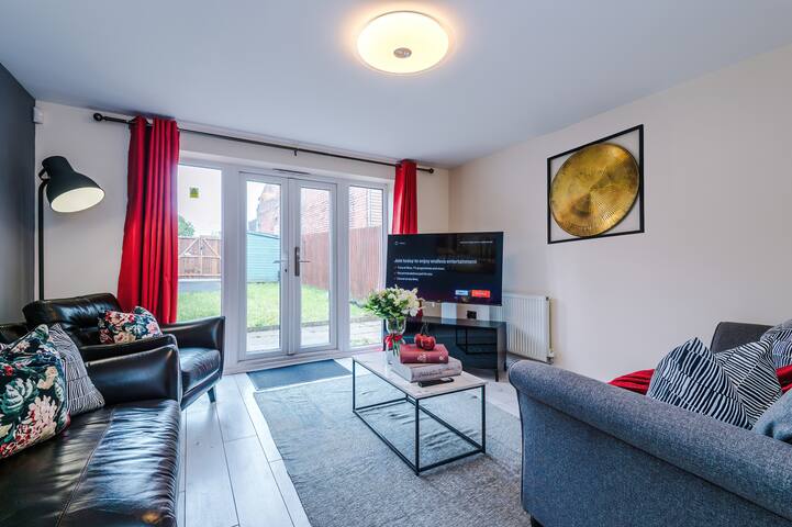 Large House Sleeps 9 FreeParking