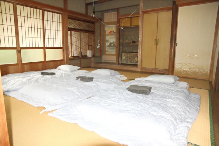 Това е стая в японски стил с 8 постелки за татами.
Има 3 футона.
Таванът е рядкост да се направи дъното на лодката.