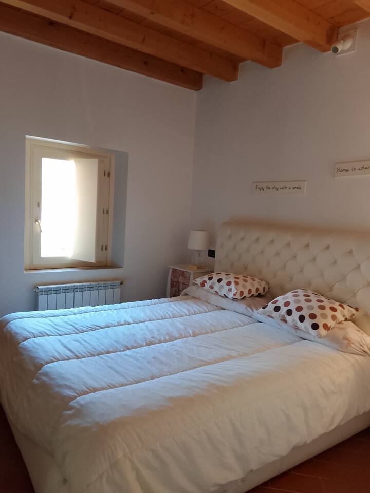 卧室配备明亮舒适的双人床 