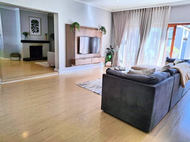 Entire home in Flamingo Vlei, Blouberg gallery image 3