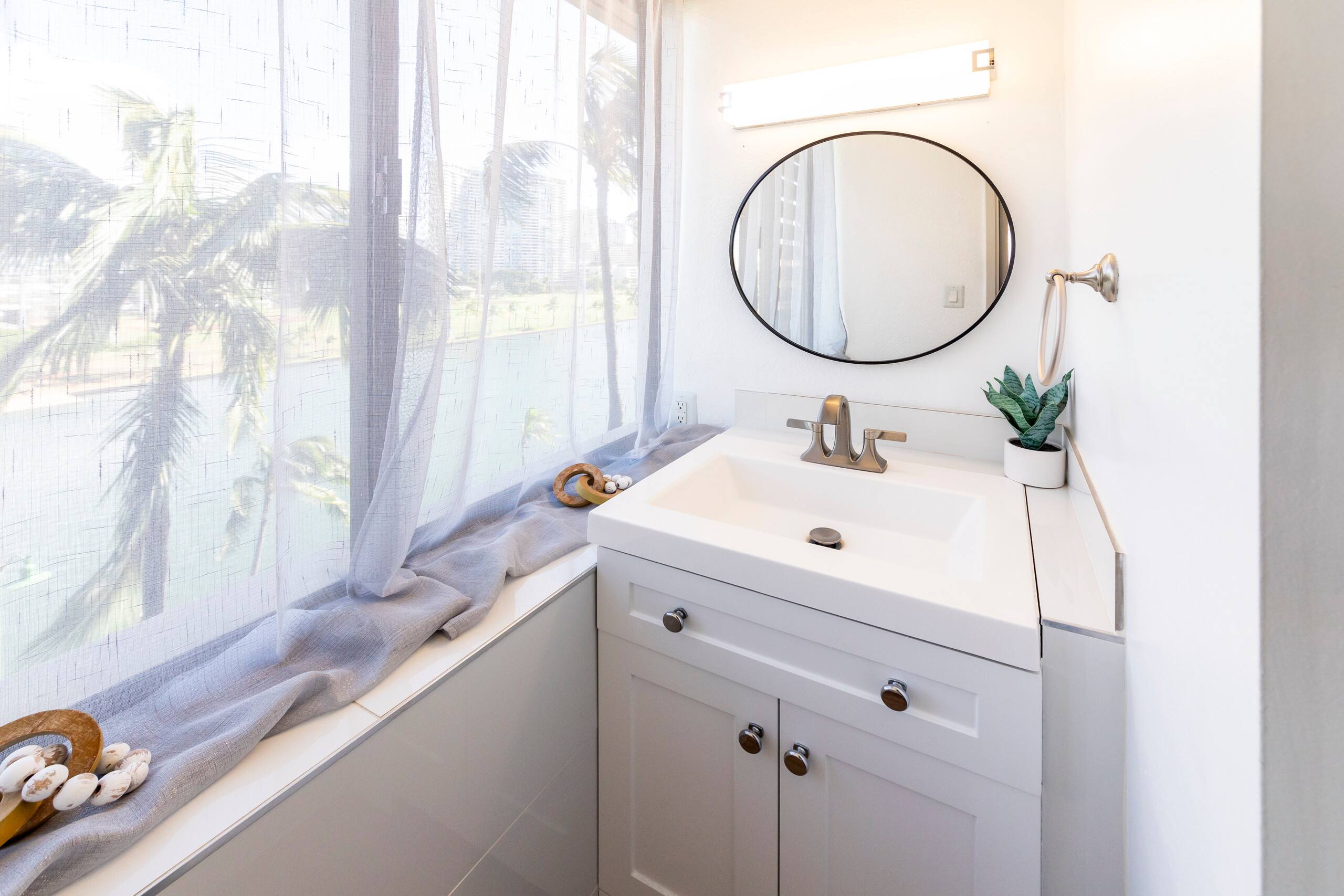 Condo in Honolulu · ★4.74 · Studio · 1 bed · 1 private bath - Image 4