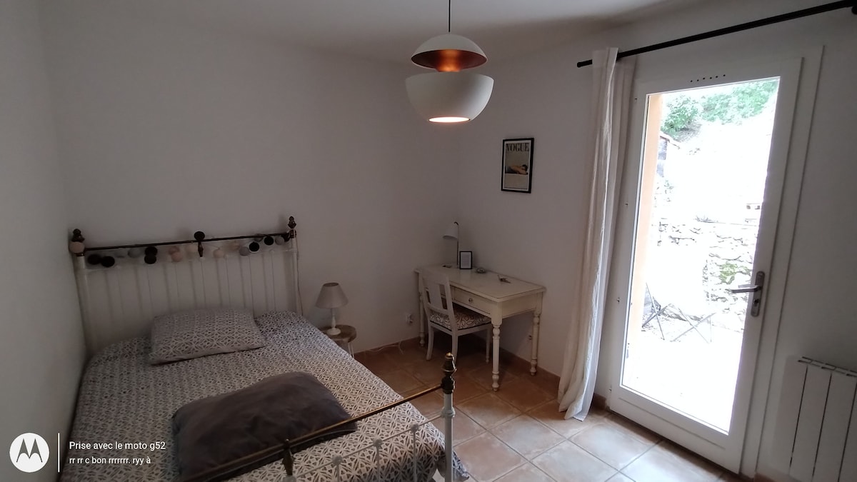 Спалня 3 с 1 легло 120x190 и разтегателно легло 90x190 отдолу.
Директен достъп до външна тераса