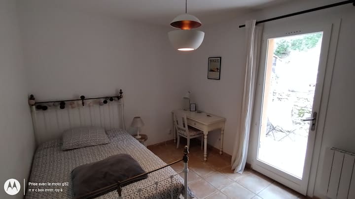 Slaapkamer 3 met 1 120x190 bed en een 90x190 uitschuifbed eronder.
Directe toegang tot een buitenterras