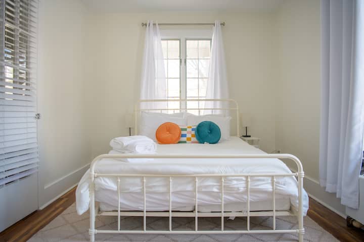 Relájate y desconecta. ️ El dormitorio 4 cuenta con una cómoda cama tamaño queen y un televisor para tu entretenimiento.