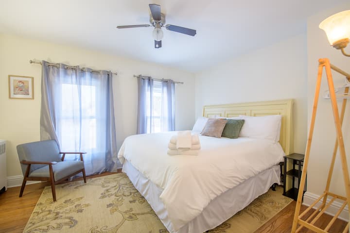 El espacioso y acogedor ️✨ dormitorio 2 cuenta con una lujosa cama tamaño king para una noche de sueño reparador.