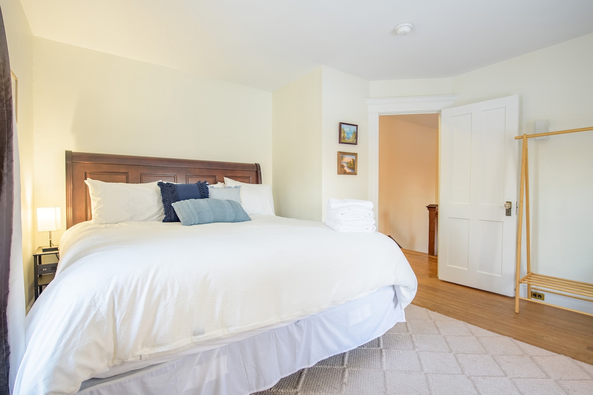 לישון כמו בני מלוכה חדר השינה הראשי ️ שלנו כולל מיטה מפוארת בגודל קינג סייז לנוחות אולטימטיבית.