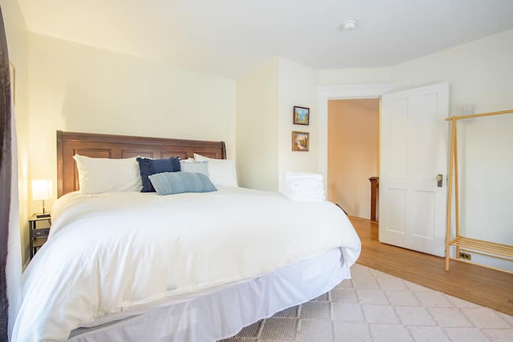 Duerme como la realeza ️ Nuestro dormitorio principal cuenta con una lujosa cama tamaño king para la máxima comodidad.