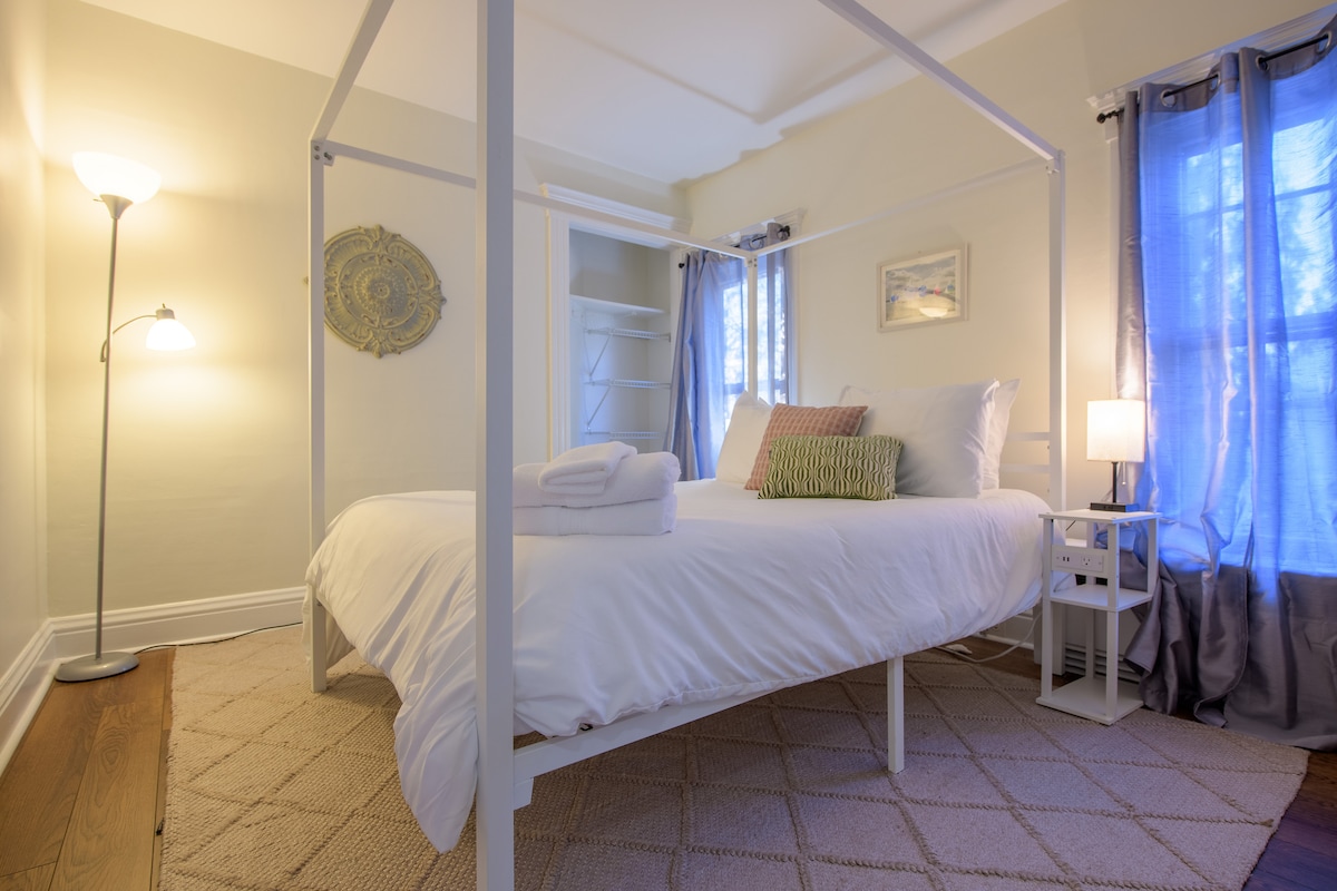 חדר שינה 3 כולל מסגרת ייחודית ומיטת קווין סייז נוחה לשהייה רגועה.