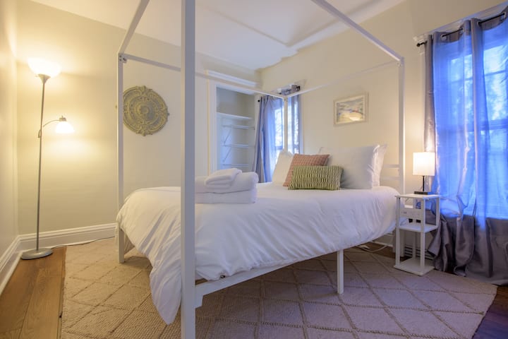 El dormitorio 3 cuenta con un marco único y una cómoda cama tamaño queen para una estadía tranquila.