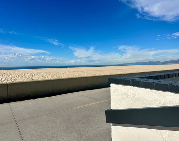 Hermosa Beach Bungalow – Beachfront! gallery image 2