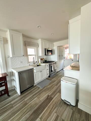 Hermosa Beach Bungalow – Beachfront! gallery image 5