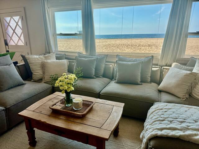Hermosa Beach Bungalow – Beachfront!