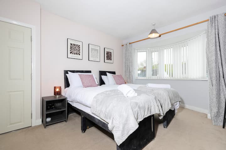 Configurazione flessibile con 2 letti singoli o un comodo letto matrimoniale, proprio come piace a te