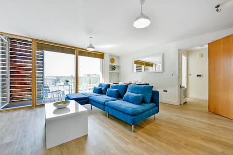Successful Airbnb property: The Vizion-WiFi, balcony,parking in Central Milton Keynes