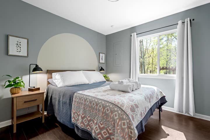 Cet espace serein dispose d'un lit queen size, de 2 tables de chevet avec lampes et d'une vue magnifique.