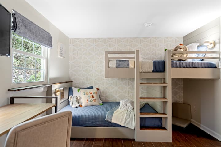 À la fois apaisante et amusante, la chambre 2 dispose de lits superposés avec des matelas jumeaux standard.