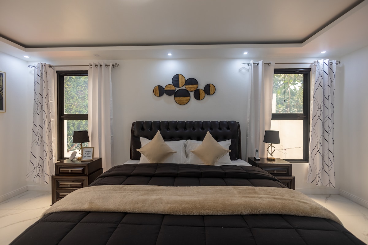 Ძირითადი საძინებელი დიდი ზომის საწოლით, თანამედროვე დეკორითა და საკმარისი ბუნებრივი განათებით, იდეალურია მშვიდი ღამეებისთვის