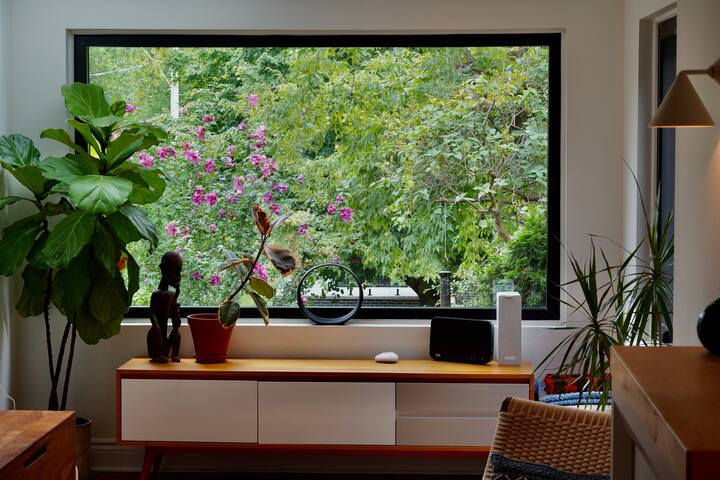 Sunlit 3-bdm Beach House w crib and free parking gallery image 2