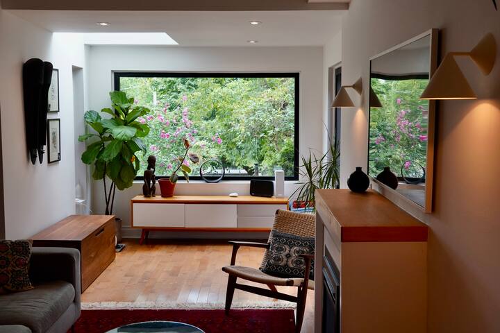 Sunlit 3-bdm Beach House w crib and free parking