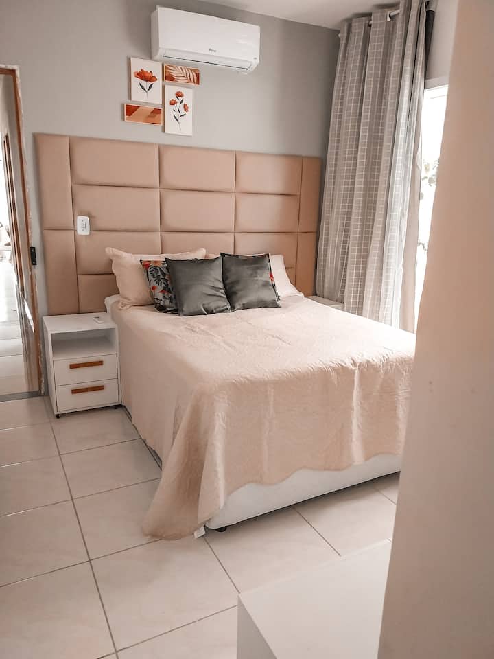 توفر الغرفة المجهزة بسرير صندوقي جديد كل الراحة.
هناك غرفة  ملابس مع مرآة مثالية للاستعداد. الطاولات بجانب السرير ضرورية للحفاظ على العناصر في متناول اليد. خزانة ملابس واسعة وخزانة ملابس.