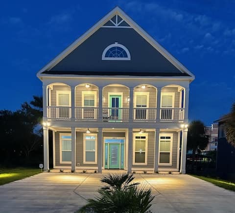 The Quiet Storm - Walk to Beach - 4BR/3BA