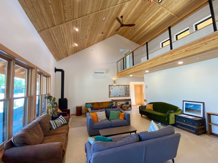Black Peak Room (Room B) - Winthrop, WA
