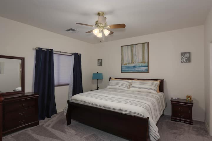 Основна спалня с телевизор, затъмнени завеси и зарядна станция за телефон, компютър. Самостоятелна главна баня.