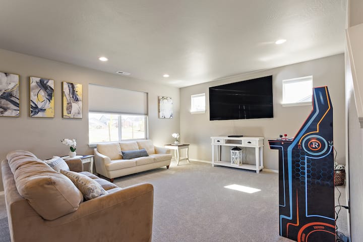 5 King Bedrooms 6 Tvs! Tankless  Brand New House - Medford, OR