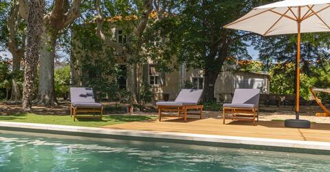 Villa &pool under the plane trees