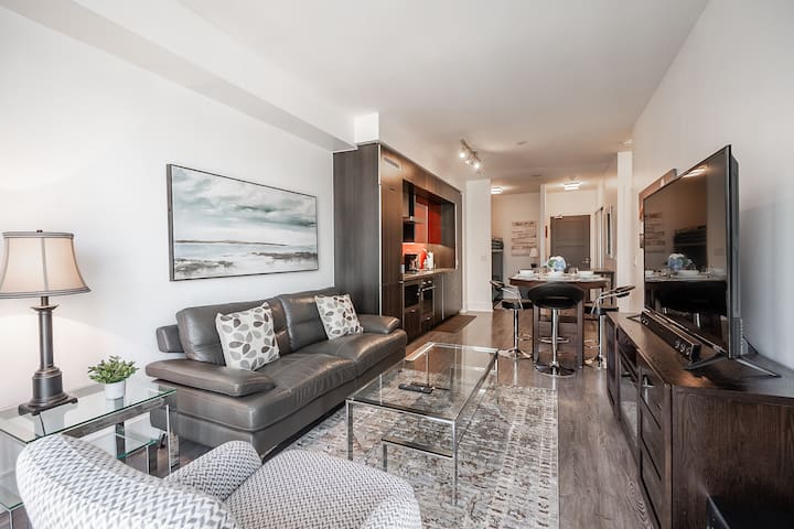 Downtown 1B+D Condo • Central Location • Parking